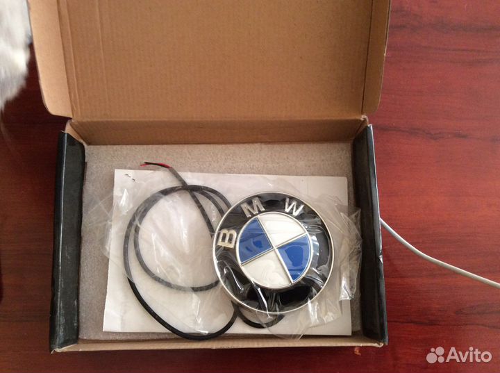 Значек BMW на капот с подсветкой (синей)