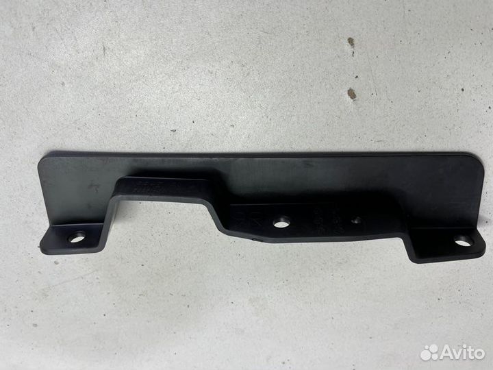 Брызговичок передний правый Toyota Camry V50/V55