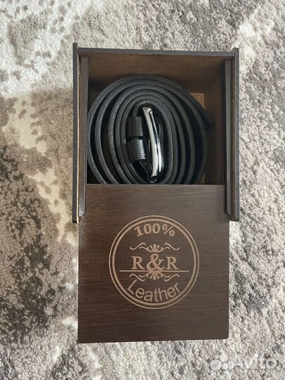 Кожаный ремень в подарочной коробке