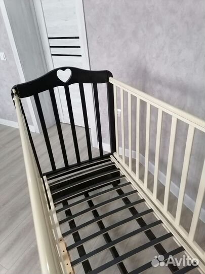 Кроватка с маятником