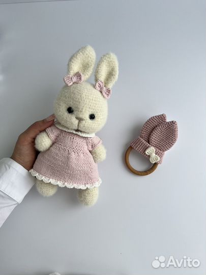 Вязаная игрушка зайка