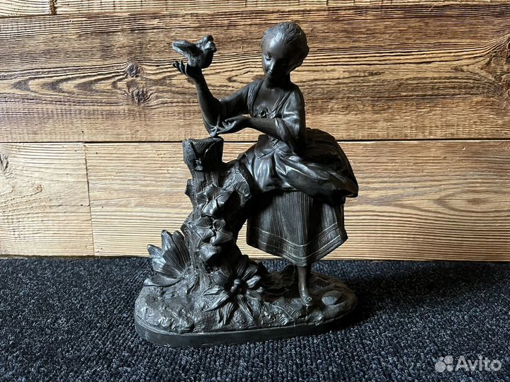 Статуэтка старинная девушка с птицей