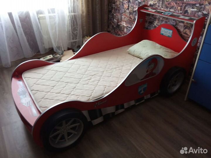 Детская кровать машина