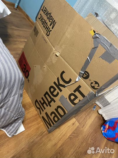 Коробка одежды и игрушек бронь