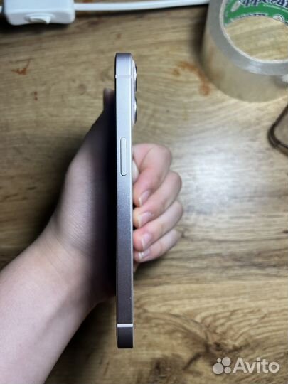 Телефон iPhone 13