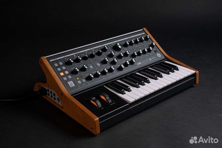 Moog Subsequent 25 Аналоговый ситезатор