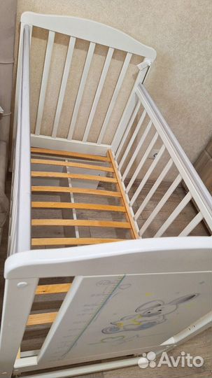 Кроватка для новорожденных с маятником и комод
