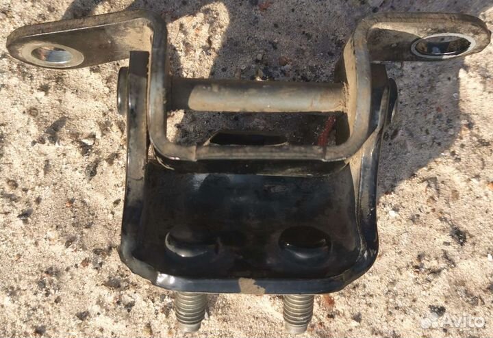 Петля задней левой двери верхняя Land Cruiser 100