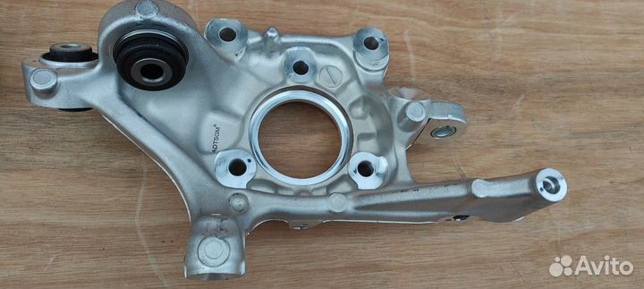 Кулак задний левый правый Cadillac XT5 16-22