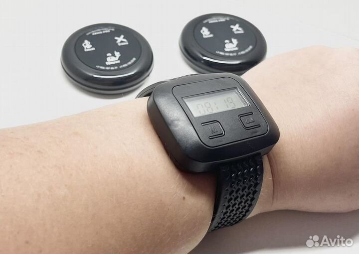 Часы и кнопки вызова официанта в ассортименте