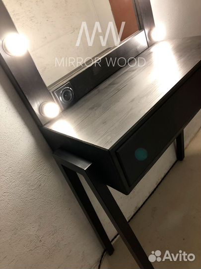 Гримерный столик с зеркалом и подсветкой