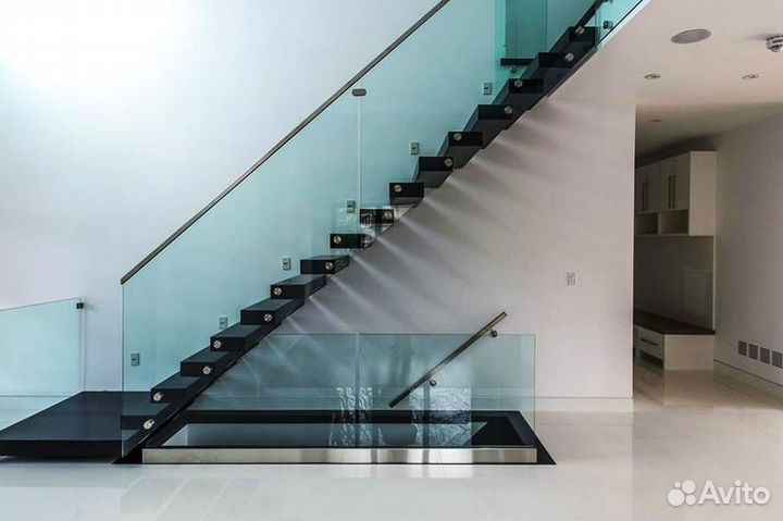 Стеклянное ограждение для лестниц