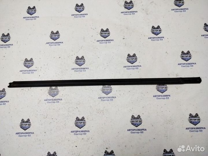 Уплотнитель стекла двери передний Kia Sportage 2