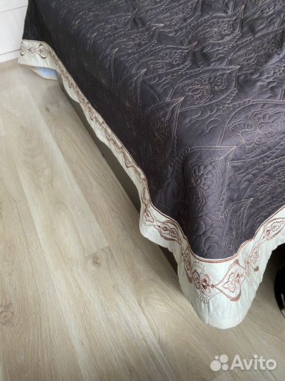 Покрывало на двуспальную кровать б/у