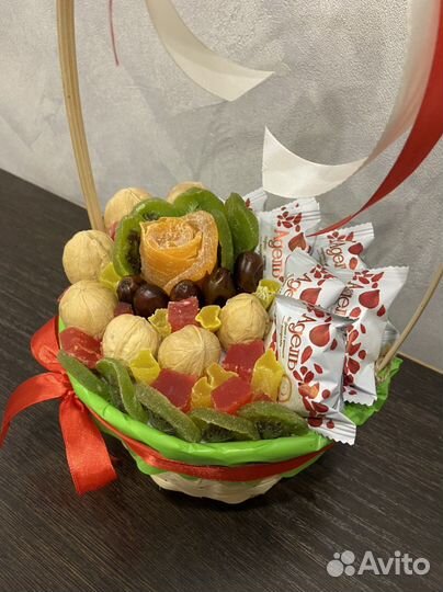Корзинка с конфетами и сухофруктами на 8 марта