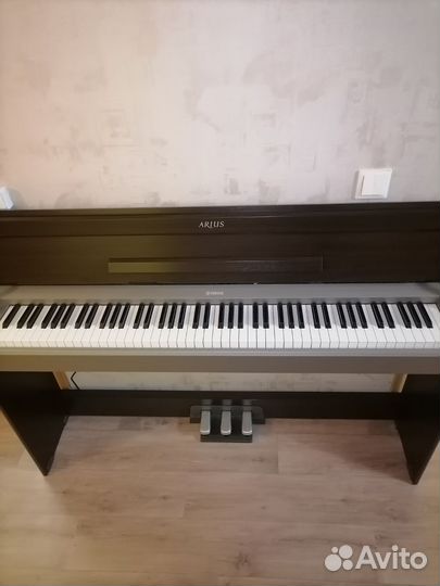 Цифровое пианино Yamaha Arius с банкеткой
