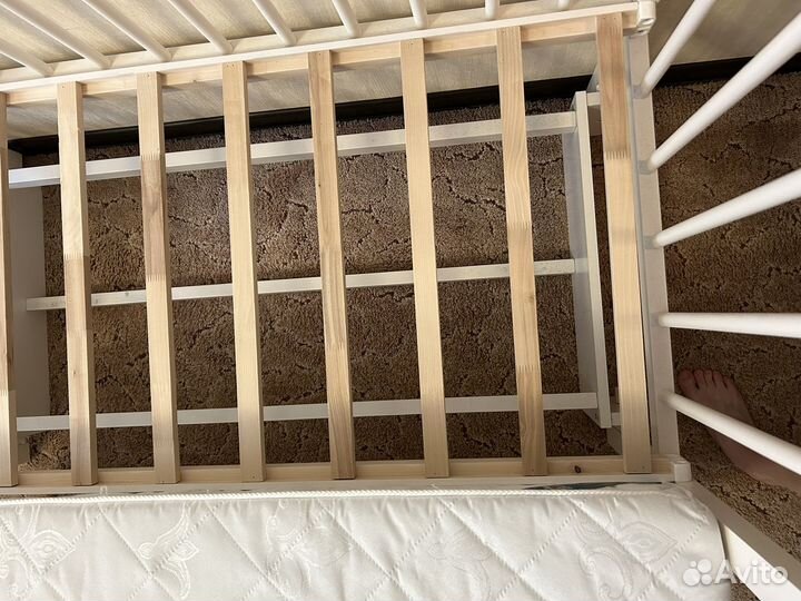 Детская кроватка с маятником