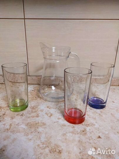 Кувшин со стаканами