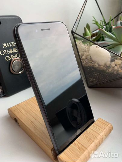 Телефон iPhone 8 Black 64 gb