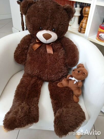 Плюшевый большой медведь и белка