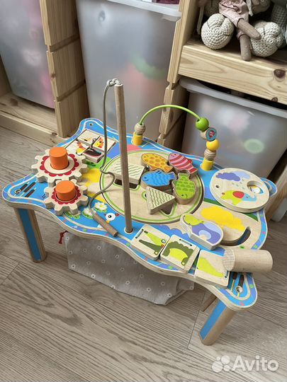 Развивающие игрушки: стол-бизиборд