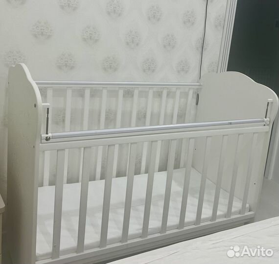 Детская кроватка с универсальным маятником белая