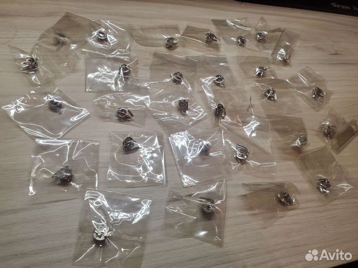 Брелоки и значки