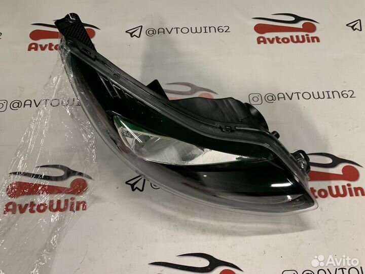Фара правая Ford Focus 3 черная маска