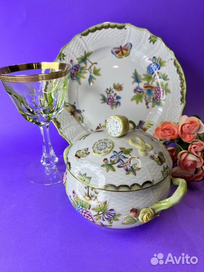 Небольшой супник с букетами и цитрусами