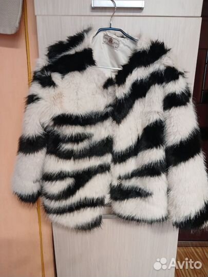 Искусственная шуба короткая белая чёрная