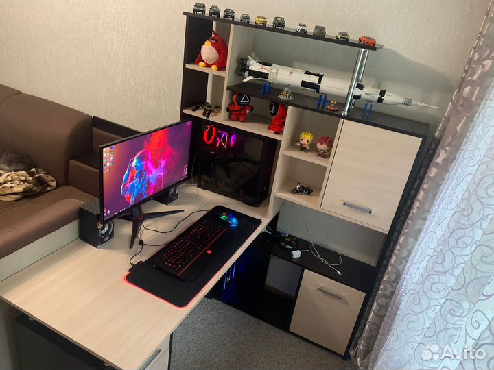 Угловой компьютерный стол с надстройкой и ящиками