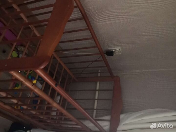 Детская кроватка с маятником