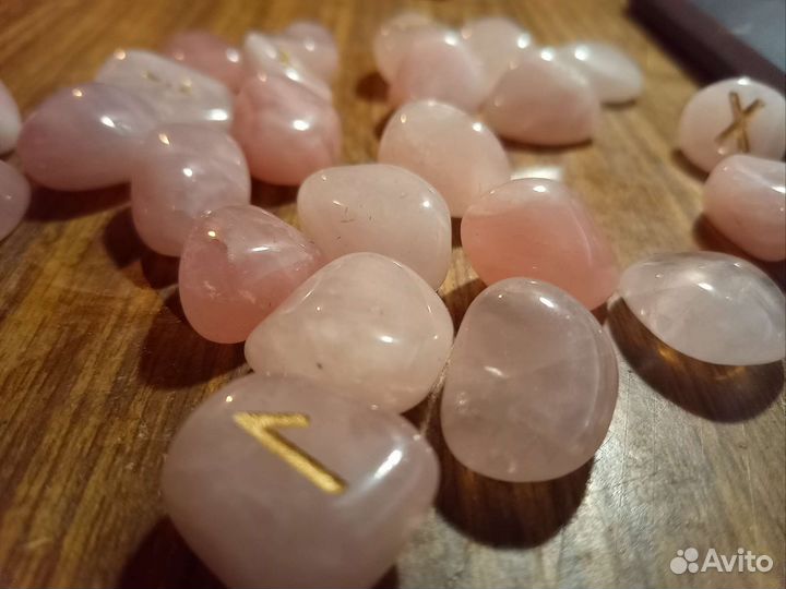 Руны из кристаллов розового кварца