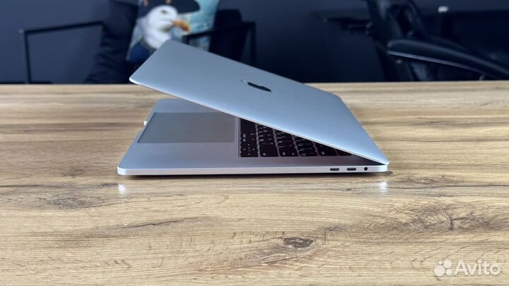 MacBook Pro 15 2017 i7 16 256 gb отличный