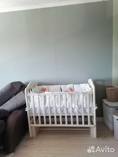 Детская кроватка с продольным маятником