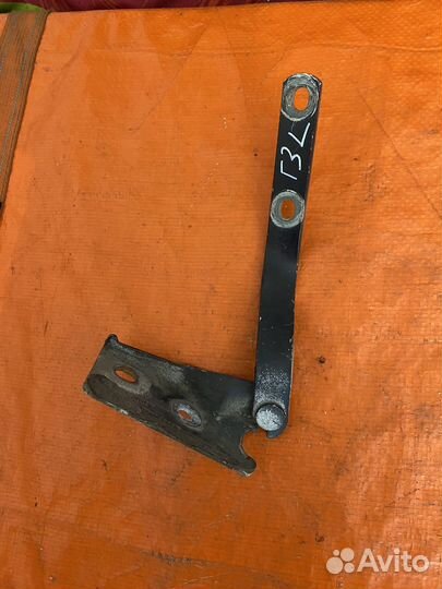 Петля капота левая golf 3