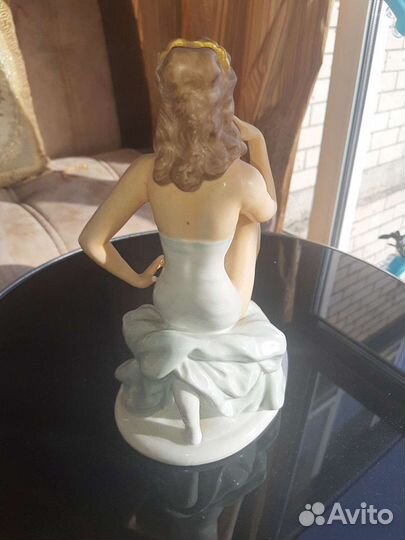 Дама в купальнике фарфоровая
