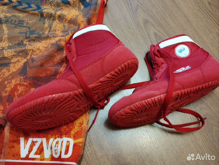 Костюм и обувь для занятия борьбой