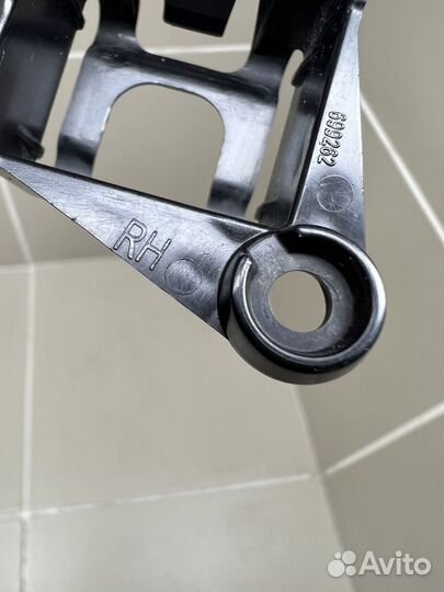 Кронштейн камеры правого зеркала Mercedes W166 GLE