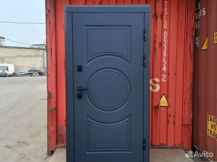 Дверь входная с разными накладками