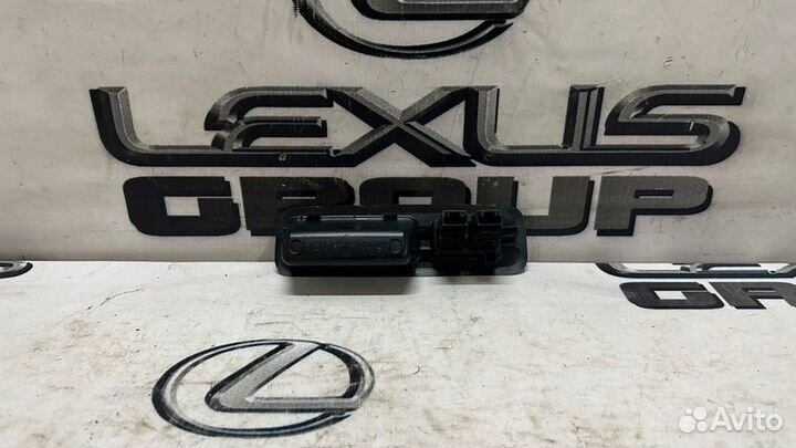 Кнопка крышки багажника зад. Lexus RX300