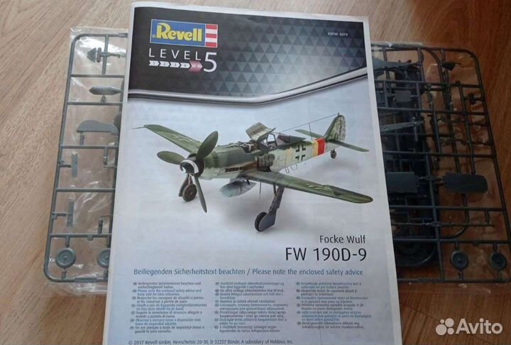 Модель самолета revell