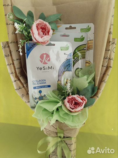 Подарок девушке букет из масок косметики