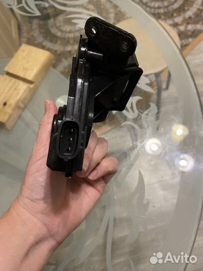 Замок на багажник toyota auris