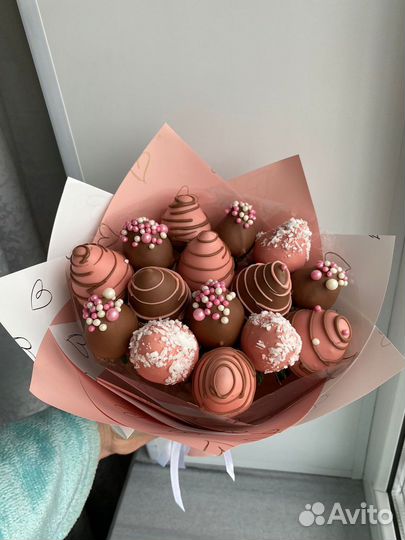 Букеты и композиции из клубники в шоколаде