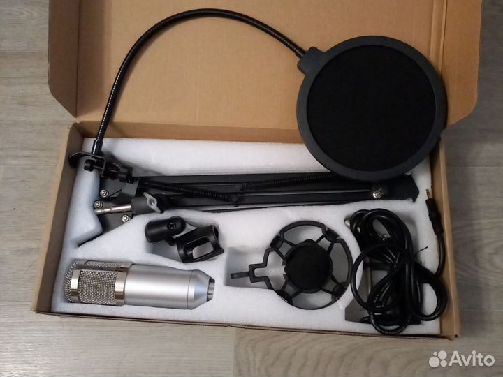 Студийный конденсаторный микрофон