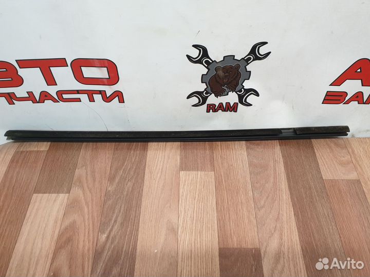 Уплотнитель заднего правого стекла Renault Sandero