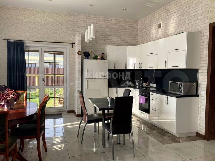 Коттедж 186,7 м² на участке 10 сот.