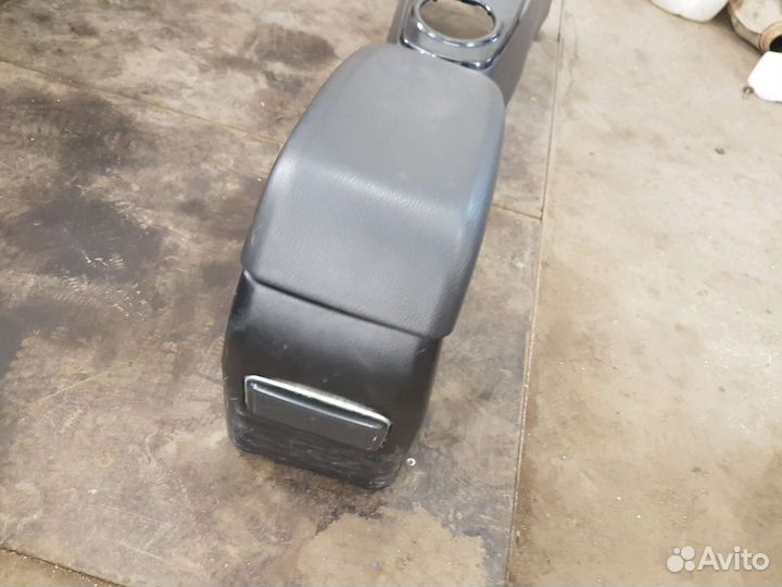 Подлокотник Mitsubishi lancer 9