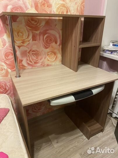 Компьютерный стол и кровать с матрасом